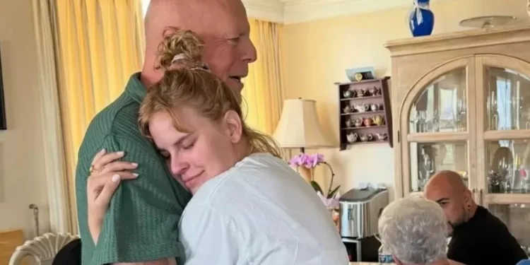 Filha de Bruce Willis é criticada por postar foto com o pai, que está com demência