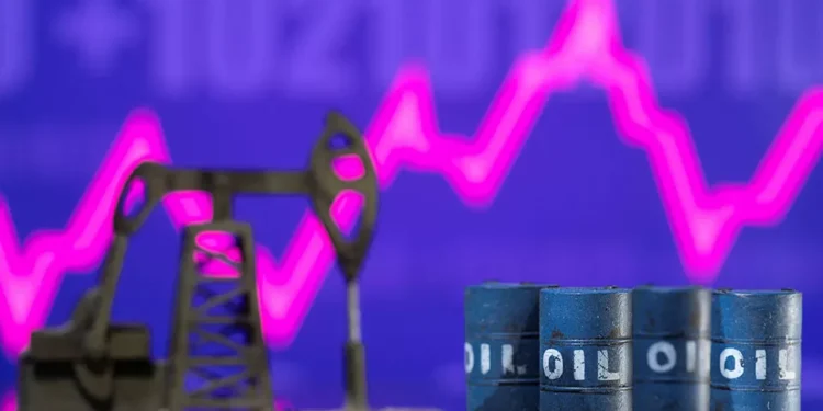 Futuros de petróleo sobem 4% após OPEP anunciar aumento de produção abaixo do esperado