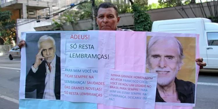 Fãs, amigos e familiares se despedem do ator Francisco Cuoco em velório aberto para o público