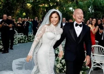 Jeff Bezos, fundador da Amazon, e Lauren Sánchez trocam alianças em Veneza