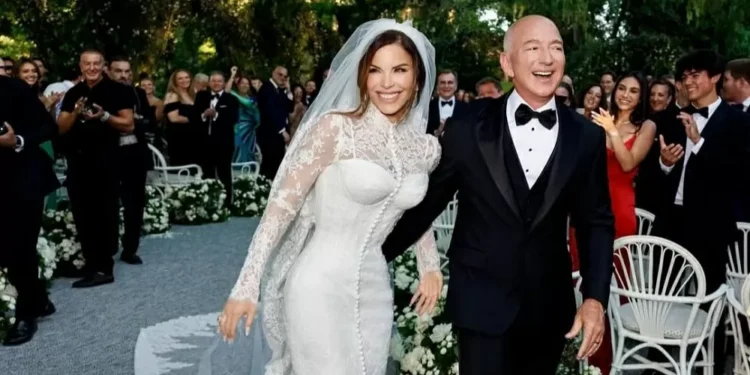 Jeff Bezos, fundador da Amazon, e Lauren Sánchez trocam alianças em Veneza