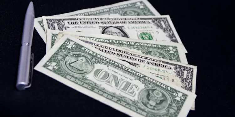 Dólar tem dia de montanha-russa com conflito no Oriente Médio e cenário político brasileiro