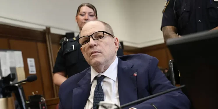 Juiz anula julgamento por estupro contra Harvey Weinstein