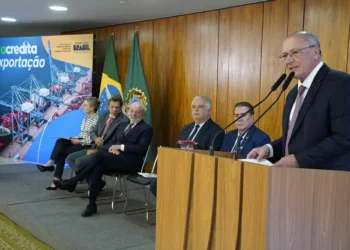 Alckmin diz que Brasil mantém diálogo sobre tarifas com EUA por canais institucionais e ‘em reserva’