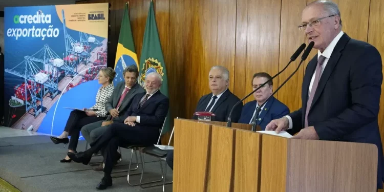 Alckmin diz que Brasil mantém diálogo sobre tarifas com EUA por canais institucionais e ‘em reserva’