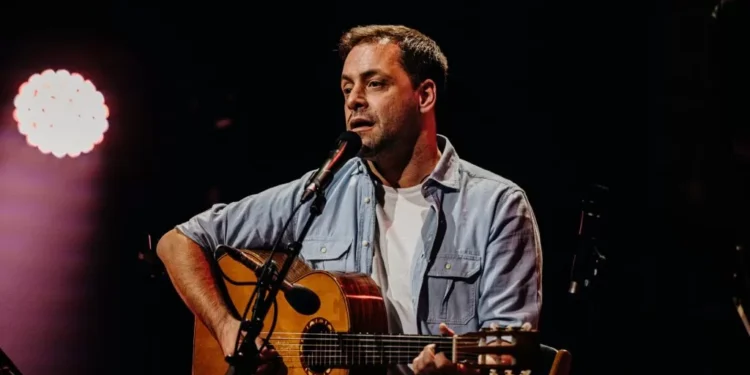 UMA VOZ, UM VIOLÃO E UMA INTERPRETAÇÃO INDISCRITÍVEL! A ORQUESTRA PORTUGUESA CHAMADA ANTÓNIO ZAMBUJO.