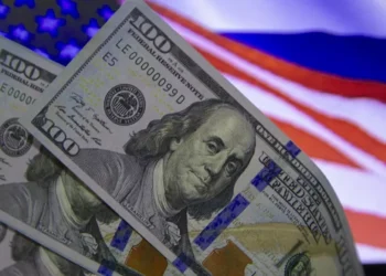 Dólar cai a R$ 5,54 com ajustes e alta do petróleo