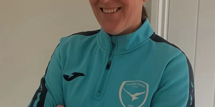 A treinadora brasileira Mara De Ros acaba de assumir um novo desafio no cenário europeu ao ser anunciada como técnica do Chiltern FC.