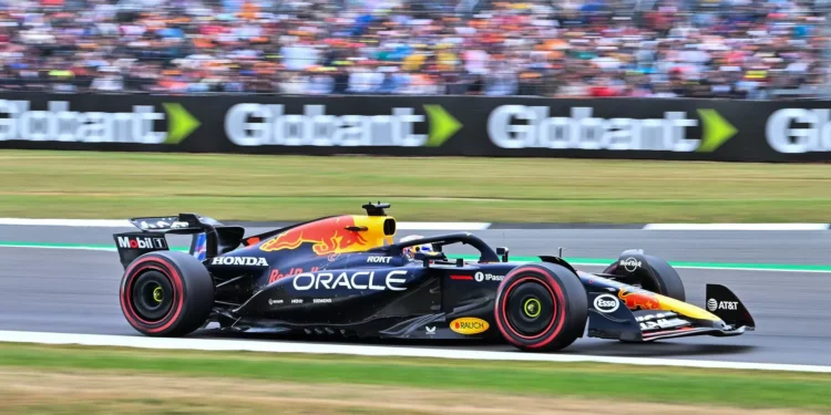 Verstappen sai na frente em Silverstone