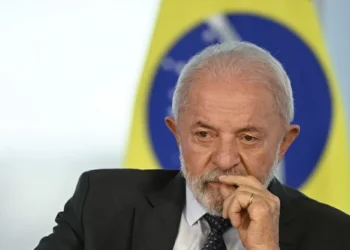 Lula convoca ministros e ouve sugestões para discutir o que fazer sobre tarifaço de Donald Trump