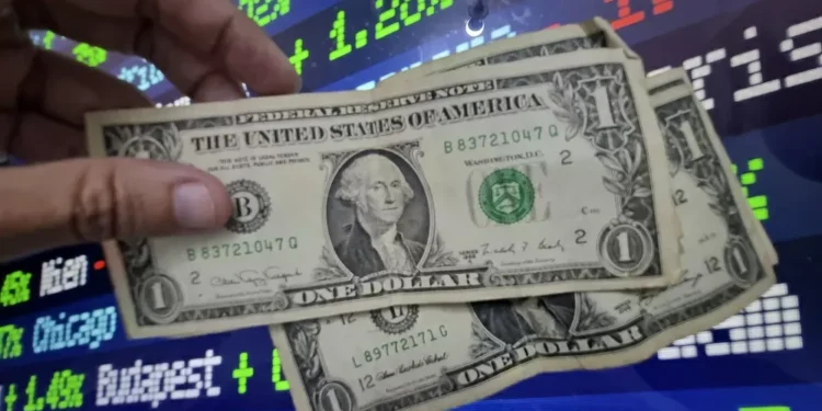 Dólar cai a R$ 5,52, menor nível desde o anúncio do tarifaço ao Brasil; Ibovespa sobe