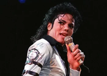 Meia de Michael Jackson é leiloada por quase R$ 40 mil