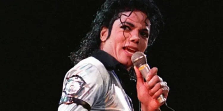 Meia de Michael Jackson é leiloada por quase R$ 40 mil