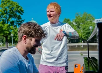 Ed Sheeran aparece de surpresa e canta com pianista em parque na Alemanha
