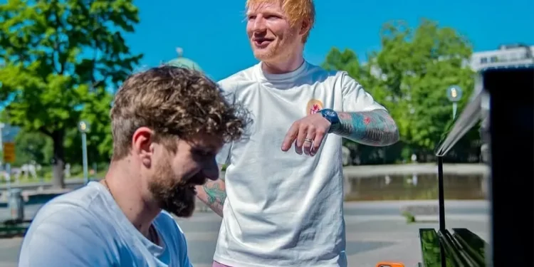 Ed Sheeran aparece de surpresa e canta com pianista em parque na Alemanha
