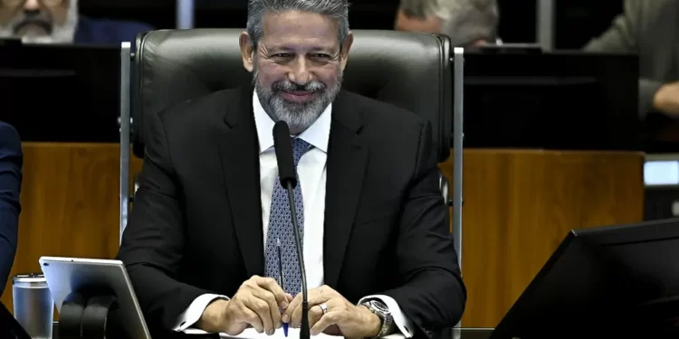 Arthur Lira anuncia mudanças na reforma do IR e amplia redução para quem recebe até R$ 7.350