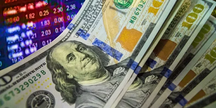 Dólar fecha quase estável a R$ 5,56 com foco na relação Brasil-EUA; Ibovespa perde força e interrompe leve retomada