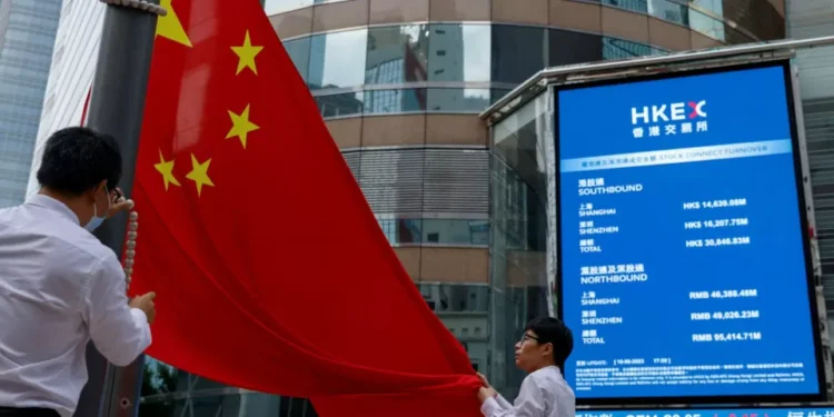 Banco central de Hong Kong intervém para defender paridade da moeda local face ao dólar