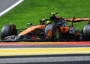 Norris vence na Hungria e mantém corrida tensa pelo título de Fórmula 1