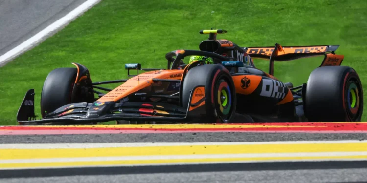 Norris vence na Hungria e mantém corrida tensa pelo título de Fórmula 1