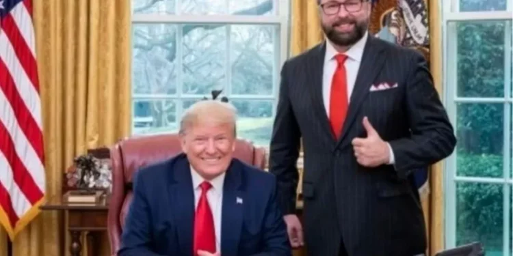 Conselheiro de Trump diz que não vai descansar até que Bolsonaro seja libertado