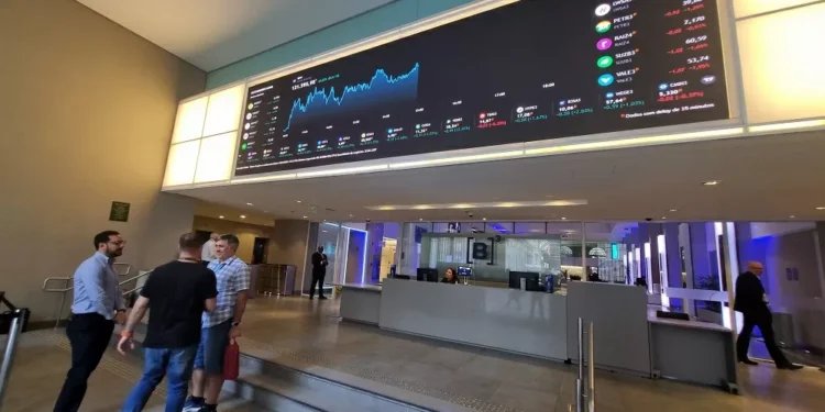 Ibovespa bate recorde com Tarcísio à frente de Lula em pesquisa e dólar cai a R$ 5,40