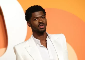 Lil Nas X permanecerá preso até segunda após andar seminu em Los Angeles