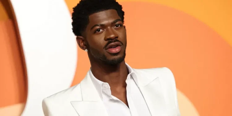 Lil Nas X permanecerá preso até segunda após andar seminu em Los Angeles
