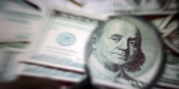 Dólar fecha em queda em dia de payroll abaixo do esperado nos EUA; Ibovespa inicia agosto em baixa