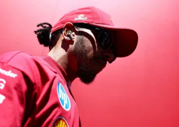 Hamilton: “Sou inútil, a equipa provavelmente precisa de mudar de piloto”