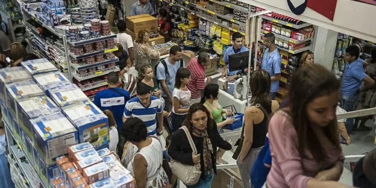 Varejo está em nível 9,3% acima do pré-pandemia, aponta IBGE