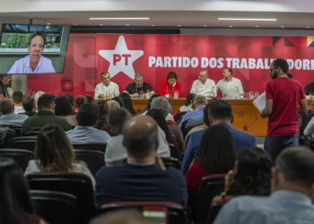 Haddad diz que tarifaço de Trump busca ‘livrar a cara dos golpistas’