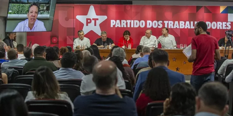 Haddad diz que tarifaço de Trump busca ‘livrar a cara dos golpistas’