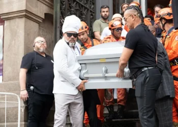 Parte das cinzas de Preta Gil é colocada em busto com mensagens de despedida