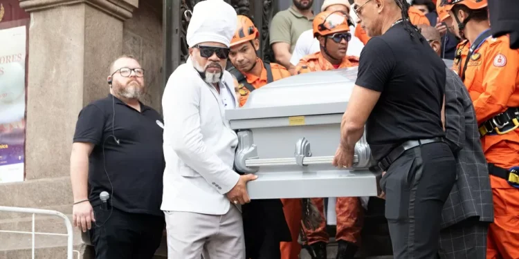 Parte das cinzas de Preta Gil é colocada em busto com mensagens de despedida