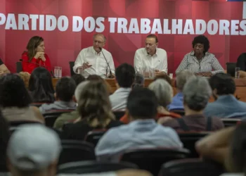 Em evento do PT, Alckmin diz que tarifaço é injustificável e minimiza impacto sobre o agro: ‘Não vai cair o mundo’