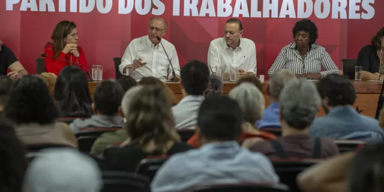 Em evento do PT, Alckmin diz que tarifaço é injustificável e minimiza impacto sobre o agro: ‘Não vai cair o mundo’