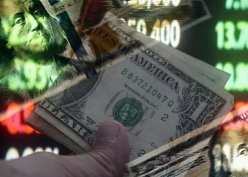 Dólar fecha no menor nível em quase 1 mês e Ibovespa sobe 1%