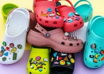 Ações da Crocs caem quase 30%