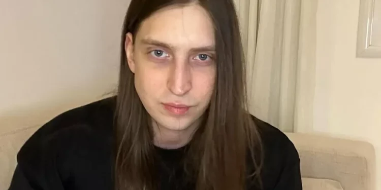 Influenciador Felca diz que anda com carro blindado e seguranças após vídeo com denúncias