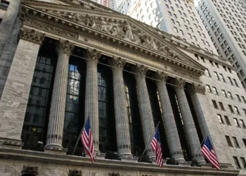Wall Street arranca sessão com perdas ligeiras