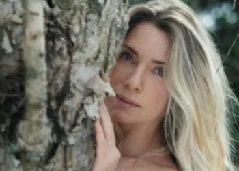 Letícia Spiller posa nua e recebe elogios nas redes sociais: ‘Muito gata’