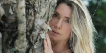 Letícia Spiller posa nua e recebe elogios nas redes sociais: ‘Muito gata’