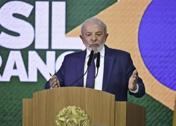 Lula assina MP, anuncia R$ 30 bi em crédito para setores afetados por tarifaço e diz que ‘soberania do Brasil é intocável’