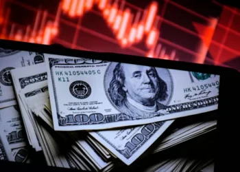 Dólar cai a R$ 5,33 com inflação comportada nos EUA, mas avança na semana; Ibovespa sobe