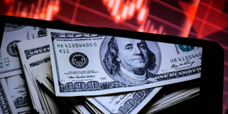 Dólar cai a R$ 5,33 com inflação comportada nos EUA, mas avança na semana; Ibovespa sobe