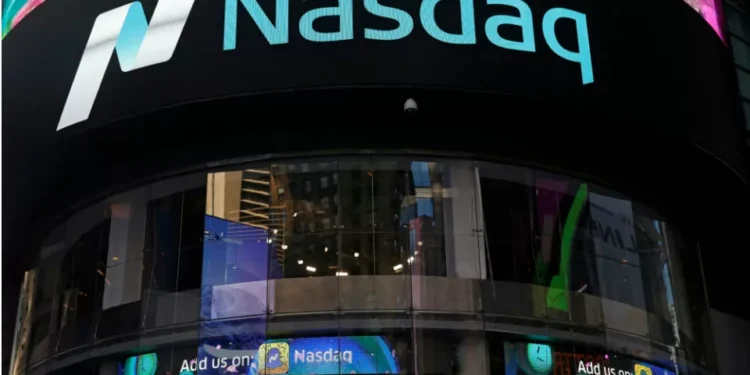 Wall Street encerra sessão com Nasdaq a liderar ganhos em dia de dados económicos