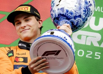 F1. Piastri vence nos Países Baixos e quadruplica vantagem no Mundial por desistência de Lando Norris