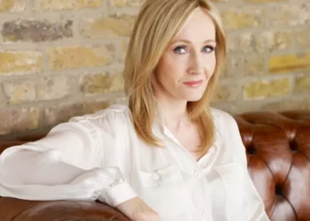 J.K. Rowling critica Emma Watson, chama atriz de ‘ignorante’ e diz que ela ‘pisoteia os direitos das mulheres’