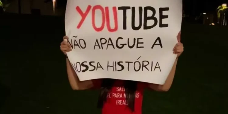 Protesto convocado pelo canal Bel Para Meninas contra YouTube tem baixa adesão em São Paulo